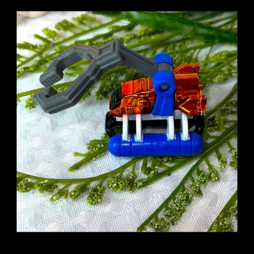 Here's a Vintage 1996 Galoob LGT Micro Machines Space Hovercraft With Grip Arm